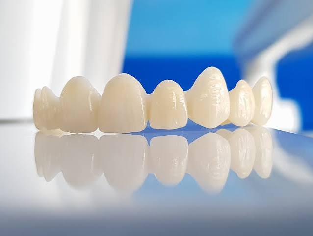 Corona dental de zirconio